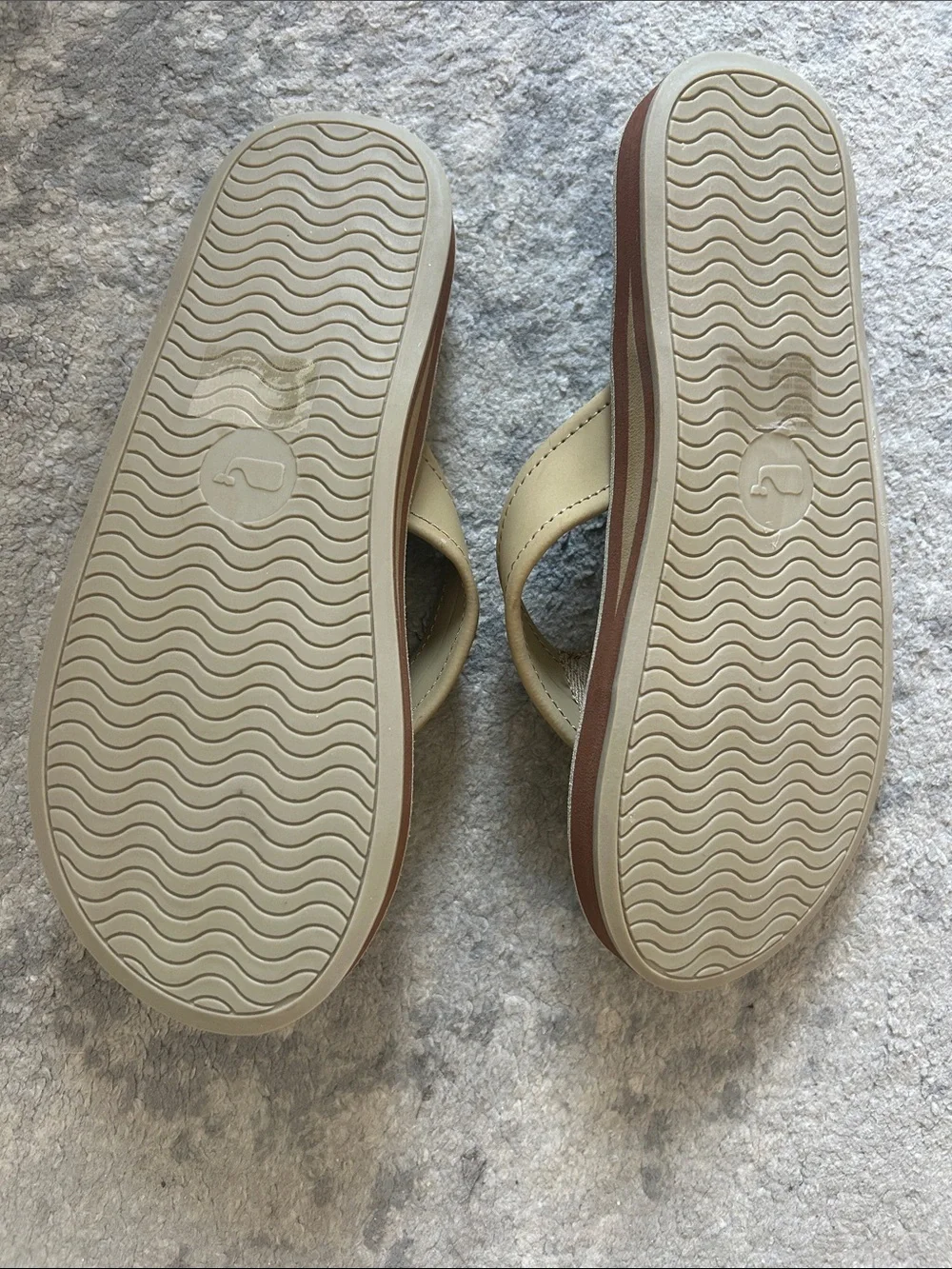 Vineyard Vines Men’s Beige/Tan Flip Flop Sandals